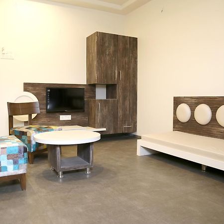 Hotel Vrinda Lātūr Zewnętrze zdjęcie
