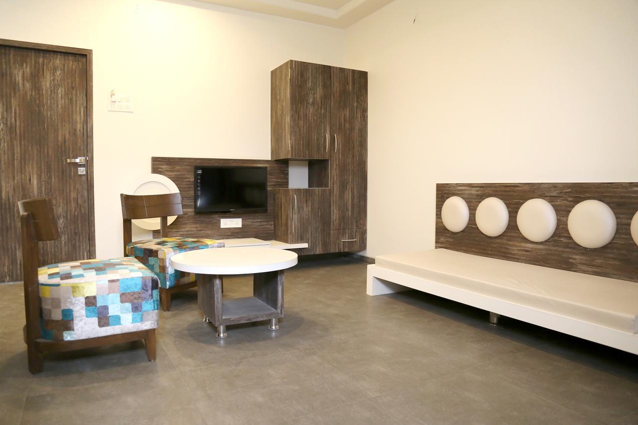 Hotel Vrinda Lātūr Zewnętrze zdjęcie